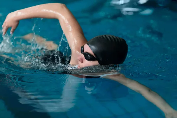 medium-shot-athlete-swimming